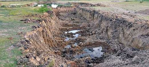 ஏரியில் மண் திருட்டை தடுக்க விவசாயிகள் கோரிக்கை