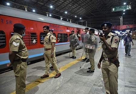 அக்னிபத்: தமிழ்நாடு ரயில் நிலையங்களில் பாதுகாப்பு அதிகரிப்பு