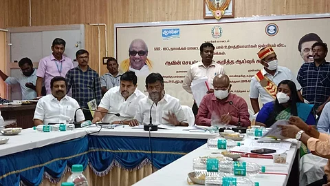 நாமக்கல்லில் சனிக்கிழமை நடைபெற்ற ஆய்வு கூட்டத்தில் பேசும் பால்வளத்துறை அமைச்சர் சா.மு.நாசர்.