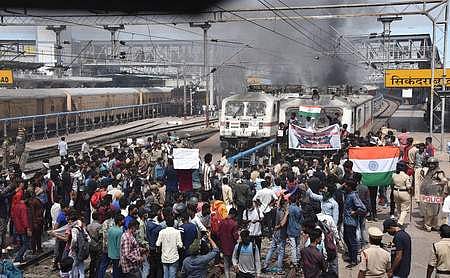 அக்னிபத்: தார்வாரில் போராட்டக்காரர்களை கலைக்க போலீசார் தடியடி