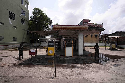 இலங்கையில் நீடிக்கும் எரிபொருள் தட்டுப்பாடு: பள்ளிகளை மூட உத்தரவு