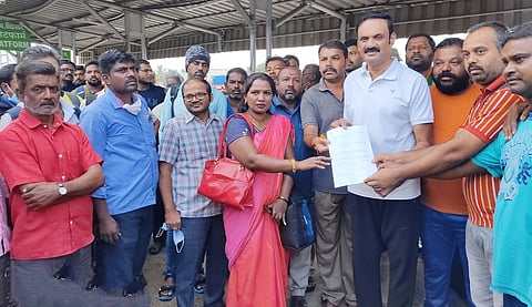 ஒசூா் ரயில் நிலையத்தில் பாஜக மாநிலத் துணைத் தலைவா் கே.எஸ்.நரேந்திரடம் கோரிக்கை விடுத்த ரயில் பயணிகள்.