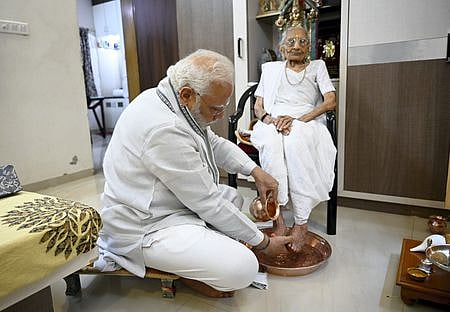 ஏழைகள் நலனில் கவனம் செலுத்த தாய் ஊக்கமளித்தாா்