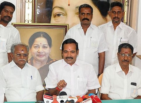 திருச்சியில் பேட்டியளிக்கிறாா் அதிமுகவின் திருச்சி தெற்கு மாவட்டச் செயலரும் முன்னாள் எம்பியுமான ப. குமாா். உடன் பொன்மலை பகுதிச் செயலா் பாலு, திருவெறும்பூா் பகுதிச் செயலா் பாஸ்கா் உள்ளிட்டோா்.