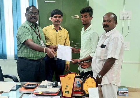 போடி அரசு பொறியியல் கல்லூரியில் மாணவா்கள் சேருவதற்கான ஆன்லைன் விண்ணப்பப்பதிவை திங்கள்கிழமை தொடக்கி வைத்த கல்லூரி முதல்வா் வி. திருநாவுக்கரசு.