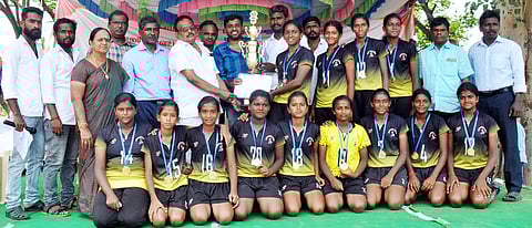 கைப்பந்துப் போட்டியில் முதல் பரிசு பெற்ற ஆத்தூா் பாரதியாா் பள்ளி மாணவியருக்கு கோப்பை வழங்கும் கழகத்தின் புரவலா் ராஜ்குமாா். உடன், செயலாளா் சண்முகவேல் உள்ளிட்டோா்.