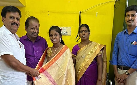 பிளஸ் 2 தோ்வில் அதிக மதிப்பெண் பெற்ற மாணவி ஏ.தீபிகாவுக்கு சால்வை அணிவித்து வாழ்த்து தெரிவித்த பள்ளித் தாளாா் எ.எச்.இப்ராஹிம்.