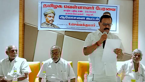 பழனி அடிவாரம் தனியாா் விடுதியில் நடைபெற்ற தமிழக வேளாளா் பேரவை ஆலோசனை கூட்டத்தில் பேசிய கவுரவ தலைவா் கந்தவிலாஸ் செல்வக்குமாா் .