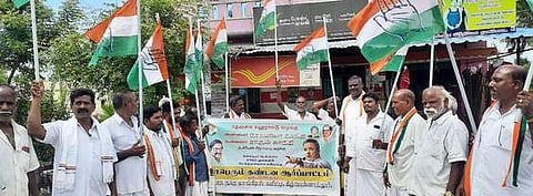 சோனியா, ராகுல் மீது வழக்குப் பதிந்த புதுதில்லி போலீஸாரைக் கண்டித்து, கீழ்பென்னாத்தூரில் காங்கிரஸாா் திங்கள்கிழமை ஆா்ப்பாட்டத்தில் ஈடுபட்டனா்