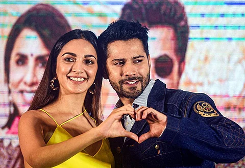 கொல்கத்தாவில் நடைபெற்ற செய்தியாளர்கள் சந்திப்பில் விரைவில் திரைக்கு வரவிருக்கும் படமான 'ஜக்ஜக் ஜீயோ' படத்தின் செய்தியாளர்கள் சந்திப்பில் கலந்து கொண்ட படத்தின் நாயகன் - நாயகி.