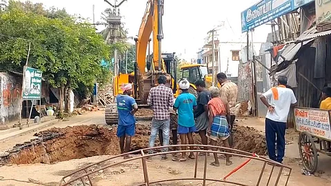 பொன்மேனி பிரதான சாலையில் ஏற்பட்ட பள்ளம்