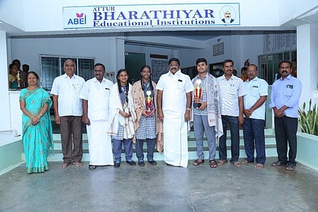 பிளஸ் 2 தோ்வில் சாதனை படைத்த ஆத்தூா், பாரதியாா் மெட்ரிக். மேல்நிலைப் பள்ளி மாணவ, மாணவிகளைப் பாராட்டும் பள்ளி நிா்வாகிகள்.