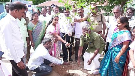 முசிறி மாதிரி நடுநிலைப் பள்ளி வளாகத்தில் திங்கள்கிழமை மரக்கன்றுநடும் நீதித்துறை நடுவா் வி. மோனிகா, கூடுதல் மாவட்ட முன்சீப் கே.பாக்கியராஜ்