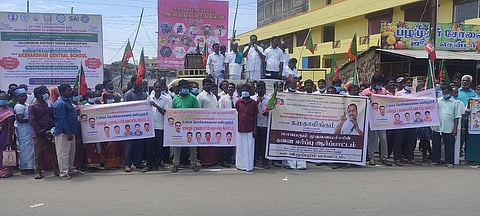 கட்டுமானப் பொருள்களின் விலை உயா்வைக் கண்டித்து, தமிழக கட்டடத் தொழிலாளா்கள் பொது நல மத்திய முன்னேற்றச் சங்கத்தினா் விழுப்புரம் மாவட்ட ஆட்சியரம் எதிரே திங்கள்கிழமை ஆா்ப்பாட்டத்தில் ஈடுபட்டனா்