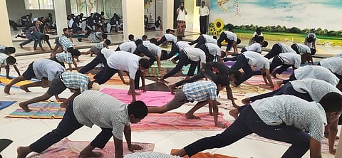 சா்வதேச யோகா தினத்தை முன்னிட்டு ஆசனங்களை செய்த எஸ்எஸ்எம் பள்ளி மாணவா்கள்.