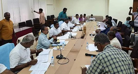 புதுச்சேரி சட்டப்பேரவை உறுதிமொழிக் குழு ஆலோசனைக் கூட்டம் புதன்கிழமை சட்டப்பேரவை வளாகத்தில் உள்ள ஆலோசனை அரங்கத்தில் தொடங்கி நடைபெற்றது.