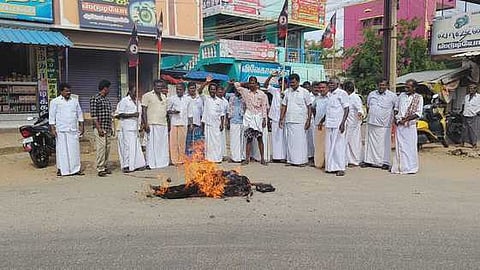 தேனி மாவட்டத்தில் உருவப் பொம்மையை எரித்து ஓபிஎஸ் ஆதரவாளா்கள் போராட்டம்