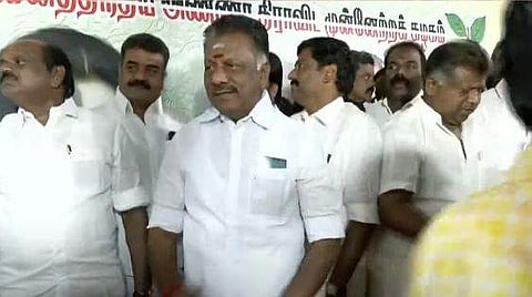 'வேண்டும் வேண்டும் ஒற்றைத் தலைமை வேண்டும்' : ஸ்ரீவாருவில் முழக்கம்