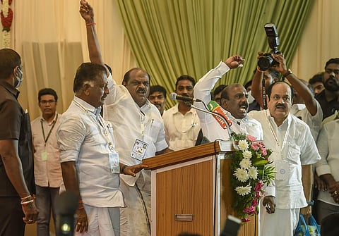 பொதுக்குழுவிலிருந்து ஓ. பன்னீர்செல்வம் வெளியேறினார்