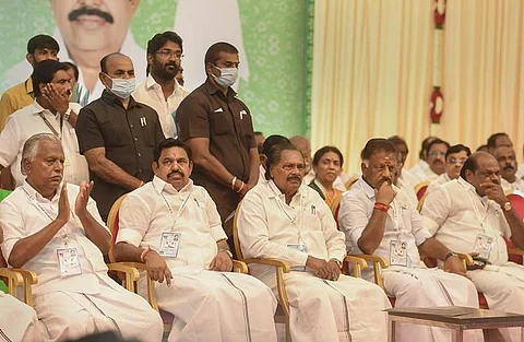 ஒற்றைத் தலைமை முழக்கத்திற்கிடையே ஒரே மேடையில் ஓபிஎஸ், இபிஎஸ்