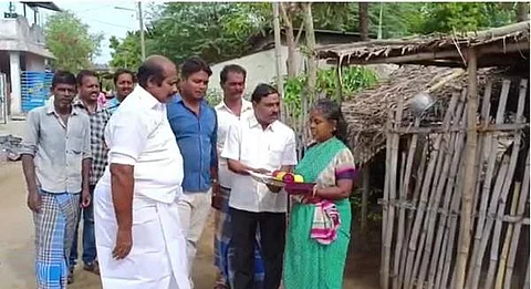 வீடு வீடாகச் சென்று தனது மகளின் திருமண அழைப்பிதழ் கொடுத்து அழைக்கும் ஊராட்சி மன்ற தலைவர் ரமேஷ். 