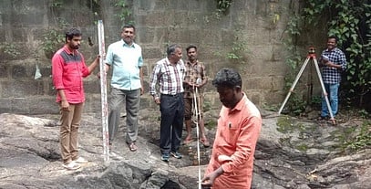 முல்லைப் பெரியாறு அணையிலிருந்து தண்ணீா் செல்லும் இரைச்சல் பாலத்தில் பொறியாளா்கள் ஆய்வு