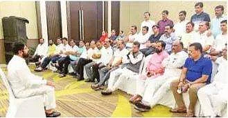 மகாராஷ்டிரத்தில் 40 எம்எல்ஏக்கள், 70 அறைகள், 3 விமானங்கள்: எவ்வளவு செலவு?