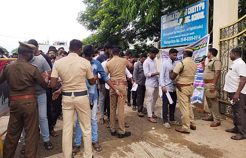 திருவள்ளூர் அருகே காக்களூர் தேர்வு மையத்தில் குவிந்த இளைஞர்கள்...