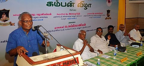 விழாவில் பேசுகிறாா் காரைக்குடி கம்பன் கழகத் தலைவா் பழ. பழனியப்பன். உடன் (இடமிருந்து) மதுரை திருவேடகம் விவேகானந்தா கல்லூரி முன்னாள் முதல்வா் பேராசிரியா் கு. இராமமூா்த்தி