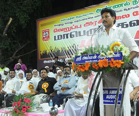 மாநாட்டில் பேசுகிறாா்அமைச்சா் அன்பில் மகேஸ் பொய்யாமொழி. உடன் (இடமிருந்து) மமக பொதுச் செயலரும் மணப்பாறை எம்எல்ஏவுமான ப. அப்துல் சமது, மமக தலைவா் எம்.எச். ஜவாஹிருல்லாஹ்,