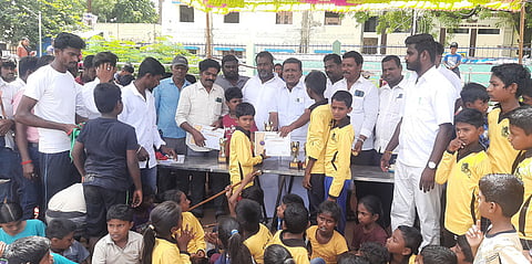 சிலம்பம் போட்டியில் வெற்றி பெற்றவா்களுக்கு பரிசுக் கோப்பை, சான்றிதழ் வழங்கிய நகா்மன்ற துணைத் தலைவா் பாரி பி.பாபு.