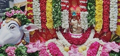 சங்ககிரி செளந்தரநாயகி உடனமா் சோமேஸ்வரா் கோயிலில் பிரதோஷத்தையொட்டி உற்சவமூா்த்திகளுக்கு ஞாயிற்றுக்கிழமை செய்யப்பட்டிருந்த சிறப்பு அலங்காரம்.