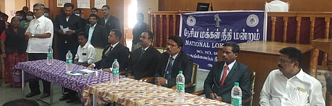 ஆத்தூா் ஒருங்கிணைந்த நீதிமன்ற வளாகத்தில் தேசிய மக்கள் நீதிமன்றத்தில் கலந்துகொண்ட வட்ட சட்டப்பணிகள் ஆணை குழுத் தலைவா் கே.ஆனந்தன் உள்ளிட்டோா்.