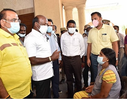 நாவலூா் அடுக்குமாடி குடியிருப்பில் கரோனா தொற்றுக்குள்ளானவா்கள் தனிமைப்படுத்தப்பட்டுள்ள பகுதியில் சனிக்கிழமை ஆய்வு செய்த அமைச்சா் மா.சுப்பிரமணியம்.