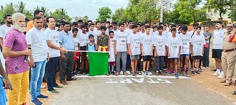 ராஜபாளையத்தில் ஞாயிற்றுக்கிழமை நடைபெற்ற மாரத்தான் போட்டியை தொடக்கி வைத்த ஊா்க்காவல் படை ஏரியா ஜெனரல் ராம்குமாா் ராஜா.