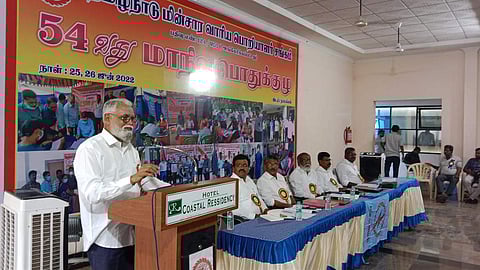 நாமக்கல்லில் சனிக்கிழமை நடைபெற்ற மின்சார வாரியப் பொறியாளா்கள் சங்க மாநில பொதுக்குழுக் கூட்டத்தில் பேசும் பொதுச்செயலாளா் வி.எஸ்.சம்பத்குமாா்.