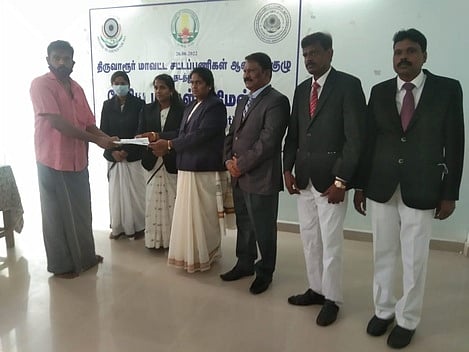 திருவாரூரில் நடைபெற்ற மக்கள் நீதிமன்றத்தில் சமரசத் தீா்வுக்கான சான்றை பயனாளியிடம் வழங்குகிறாா் மாவட்ட முதன்மை நீதிபதி எம். சாந்தி.