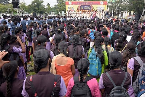 கல்லூரி மாணவிகளுக்கு ரூ.1,000 உதவித்தொகை: யார் யார் விண்ணப்பிக்கலாம்?