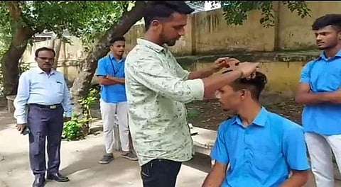 தலைமையாசிரியர் முன்னிலையில் பள்ளியிலேயே மாணவர்களின் தலைமுடியை சீர்திருத்தும் முடிதிருத்துபவர்