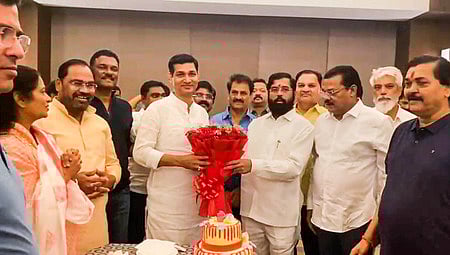 குவாஹாட்டியில் ஞாயிற்றுக்கிழமை பிறந்த நாள் கொண்டாடிய சிவசேனை அதிருப்தி எம்எல்ஏ நரேந்திர போண்டேகருக்கு வாழ்த்து தெரிவித்த ஏக்நாத் ஷிண்டே.