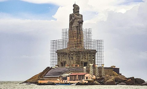 கன்னியாகுமரியில் கடலின் நடுவே உள்ள பெரிய பாறையில் 133 அடி உயரத்தில் அமைக்கப்பட்ட திருவள்ளுவர் சிலைக்கு உப்புக் காற்றால் பாதிக்கப்படாமல் இருக்க சிலைக்கு ரசாயனக் கலவை பூசம் பணி துவங்கியது.