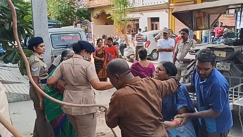 அனுமதிபெறாமல் கட்டிய ரூ.1.5 கோடி மதிப்புள்ள வீடு இடிப்பு; கதறிய உரிமையாளர்