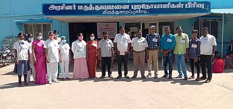 அரசு மருத்துவமனையில் கோரிக்கை அட்டை அணிந்து பணி