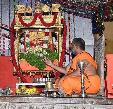 ஸ்ரீராகவேந்திர சுவாமிக்கு பட்டாபிஷேகம் செய்யப்பட்ட அரண்மனையில் சிறப்பு பூஜை