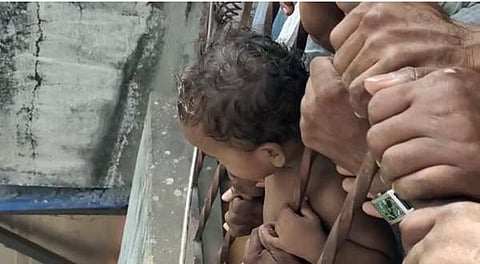 மாடி வீட்டின் தடுப்பு கிரிலில் தலை சிக்கிய ஒன்றரை வயது ஆண் குழந்தை