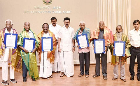 கனவு இல்லத் திட்டத்தின் கீழ் ஆறு எழுத்தாளர்களுக்கு தமிழ்நாடு வீட்டுவசதி வாரியத்தின் அடுக்குமாடி குடியிருப்பில், குடியிருப்புக்கான ஒதுக்கீடு ஆணைகளை முதல்வர் மு.க.ஸ்டாலின் இன்று வழங்கினார். 