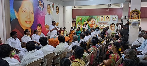 புதுவையில் அதிமுகவை வலுப்படுத்த வேண்டும்: ஓம்சக்தி சேகா்