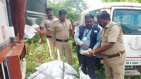 லாரியில் கடத்திய 450 கிலோ குட்கா பொருள்கள் பறிமுதல்