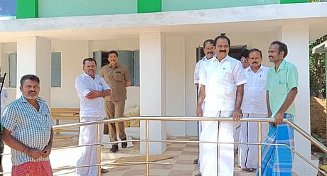 அரசுப் பள்ளியில் பணிகள்: அமைச்சா் ஆய்வு