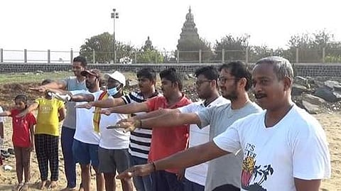 மாமல்லபுரம் கடற்கரை பகுதியில் ஓவிய வடிவில் காட்சி படுத்தப்பட்ட தரம் பிரிக்கப்பட்ட குப்பைகளை சுற்றி நின்று சுற்றுச் சூழல் விழிப்புணர்வு உறுதிமொழி ஏற்ற யோகா கலைஞர்கள்.